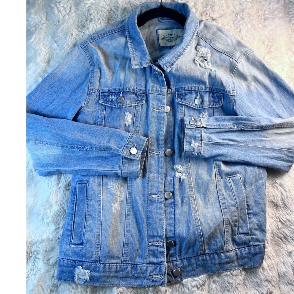 Ashley Vintage Charm by 26 Distressed Denim Jacket Light Wash Blue Small. A22